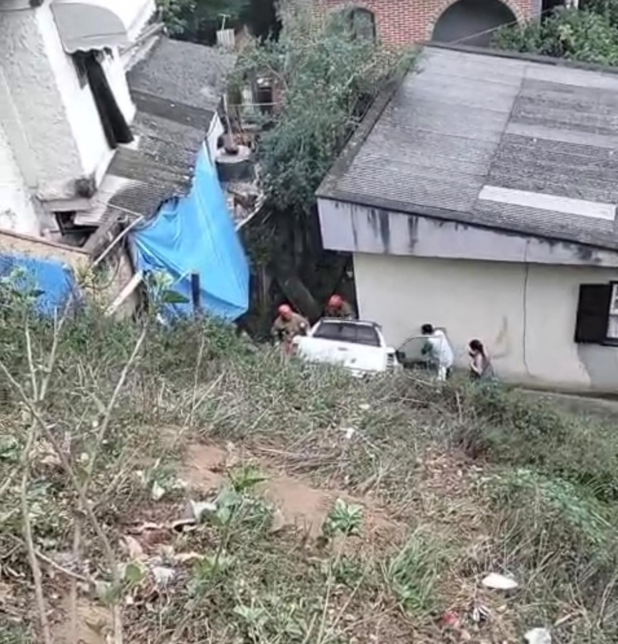 Carro cai de ribanceira e atinge casa em Petrópolis; duas pessoas ficam feridas