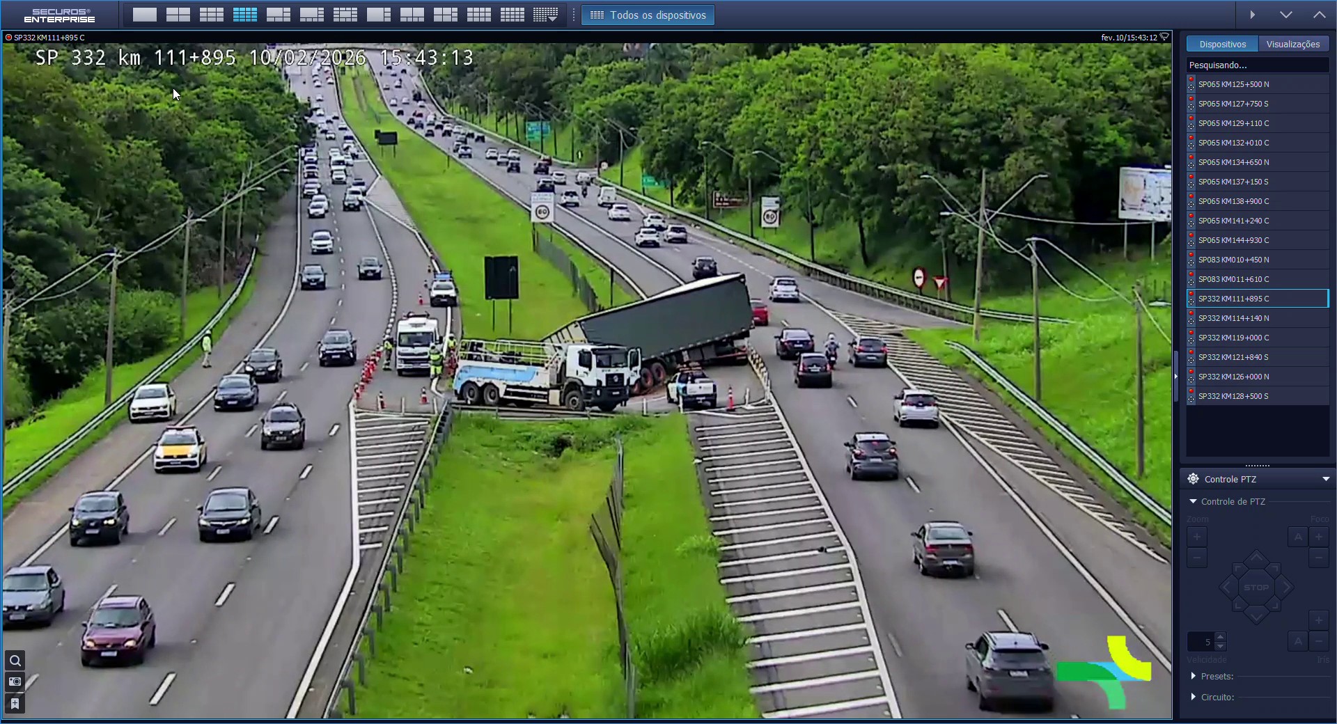 Caminhão tomba em retorno proibido e bloqueia conversão no 'Tapetão', em Campinas