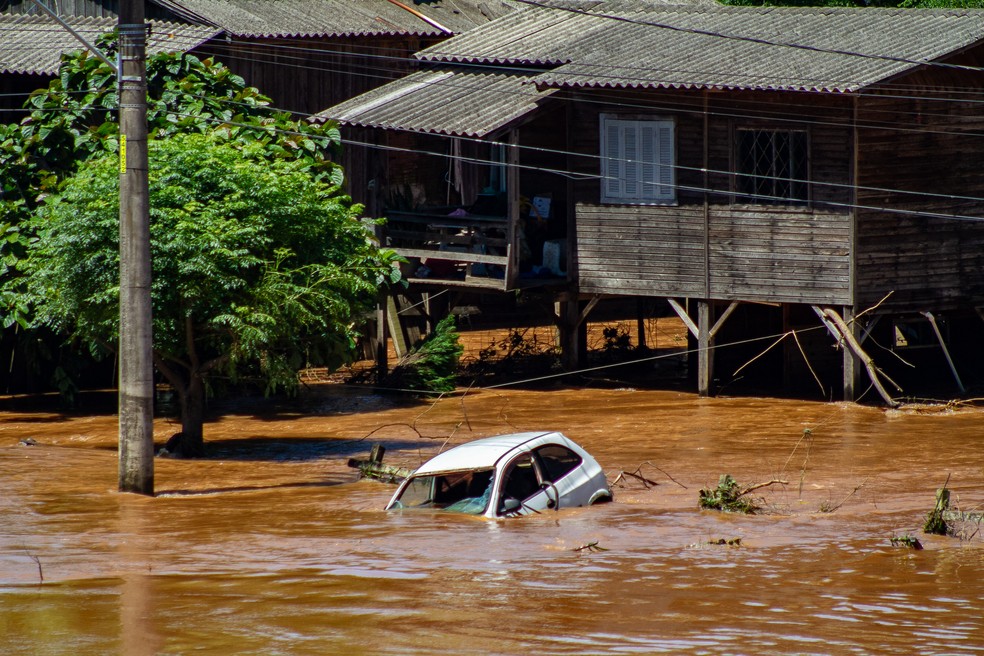 Com as ?guas do rio Taquari baixando lentamente na regi?o de Vila Mariante, distrito de Ven?ncio Aires (RS), as primeiras imagens dos estragos causados pelas chuvas come?aram a ficar vis?veis nesta segunda-feira, 20 de novembro de 2023. ? Foto: LEANDRO OS?RIO/ATO PRESS/ESTAD?O CONTE?DO