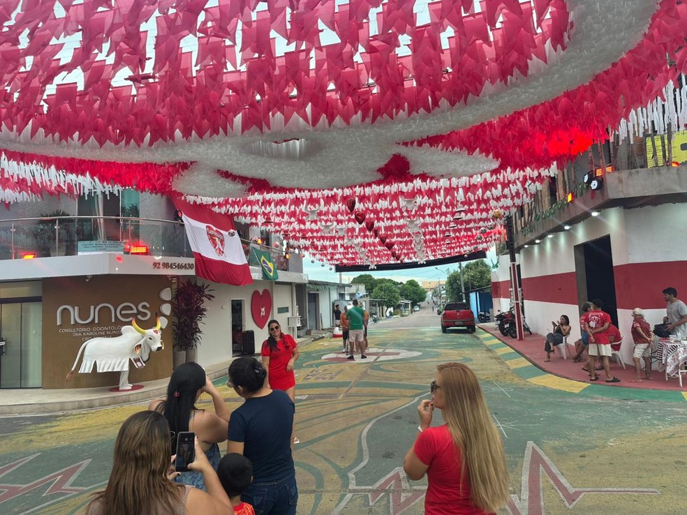 Rua de Parintins mistura vermelho do boi Garantido com verde e amarelo da sele&ccedil;&atilde;o brasileira e transformam Copa e Festival em uma s&oacute; festa. &mdash; Foto: Patrick Marques/g1 AM