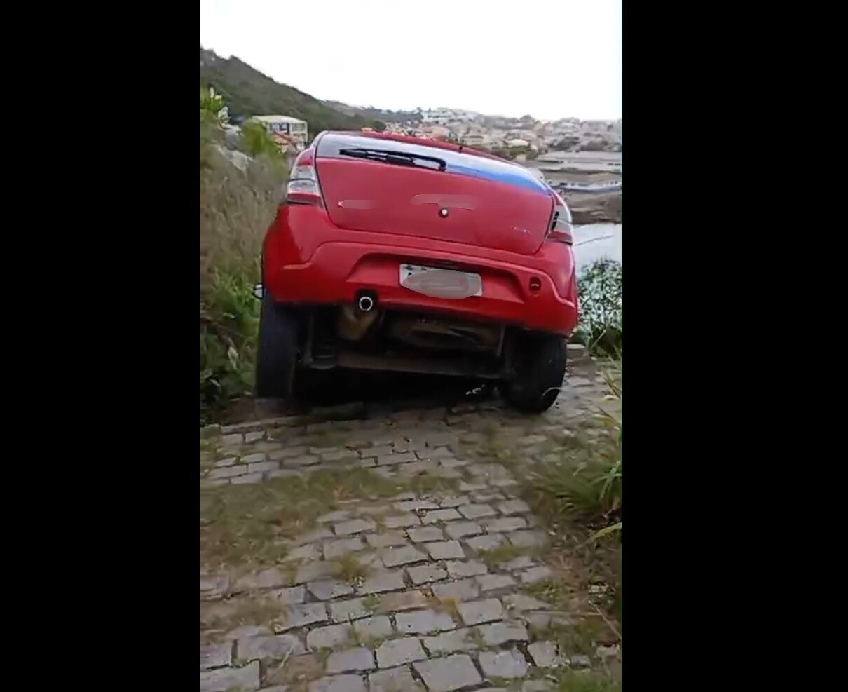 Carro fica pendurado no penhasco em um dos principais pontos turísticos de  Arraial do Cabo