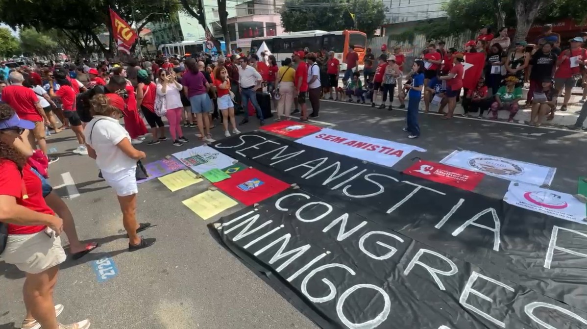 Manifestantes fazem ato em Manaus contra PL da Dosimetria e anistia a condenados pelo 8/1