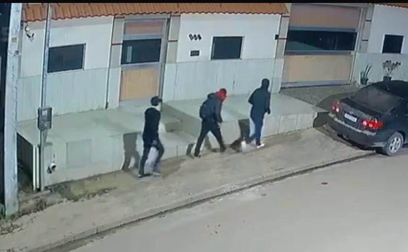 Trio armado invade residência e rouba cerca de R$ 100 mil em joias em Mojuí dos Campos