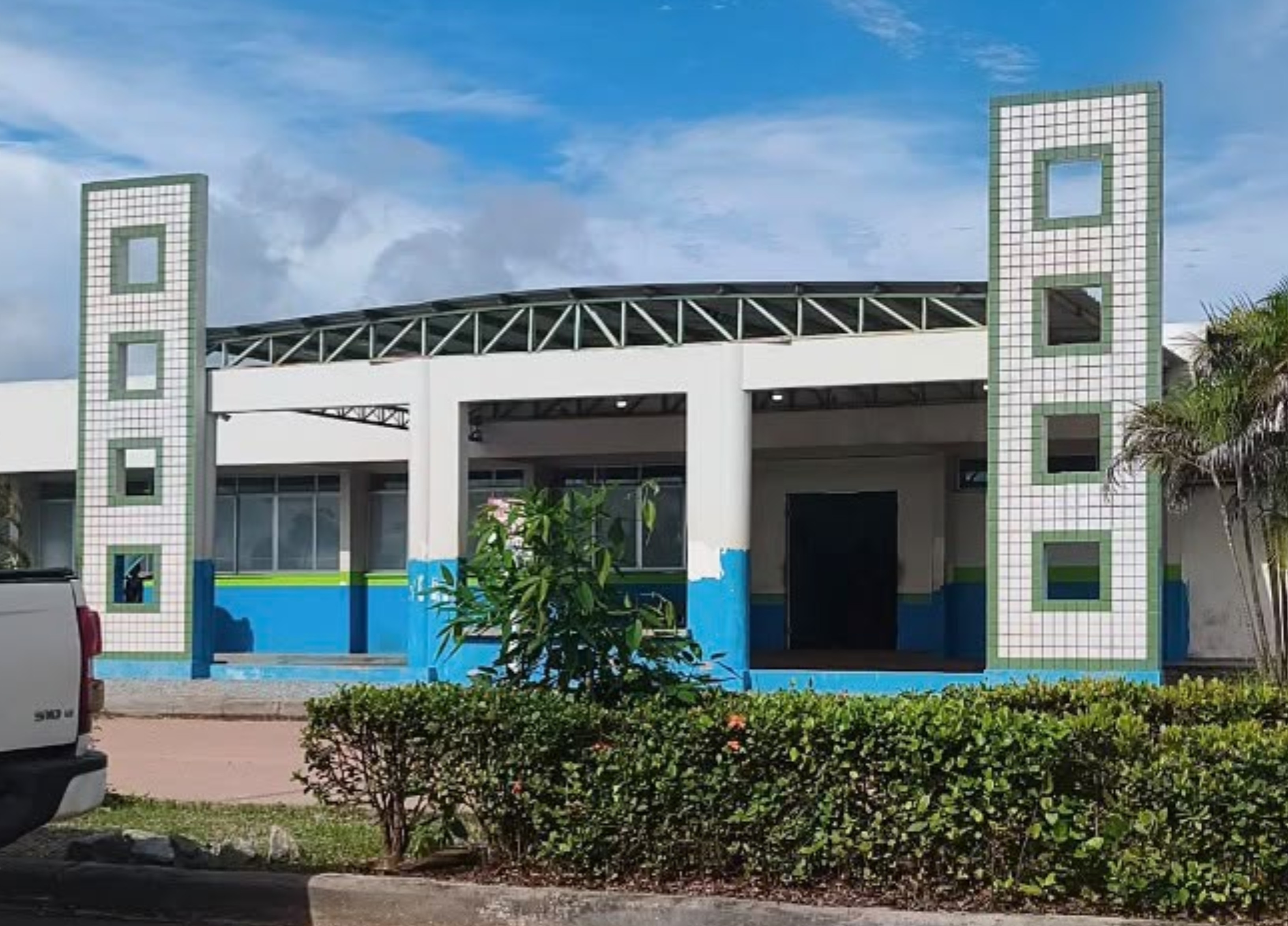 Adolescente fica ferido após dirigir caminhonete sem autorização e derrubar muro sobre dona de casa