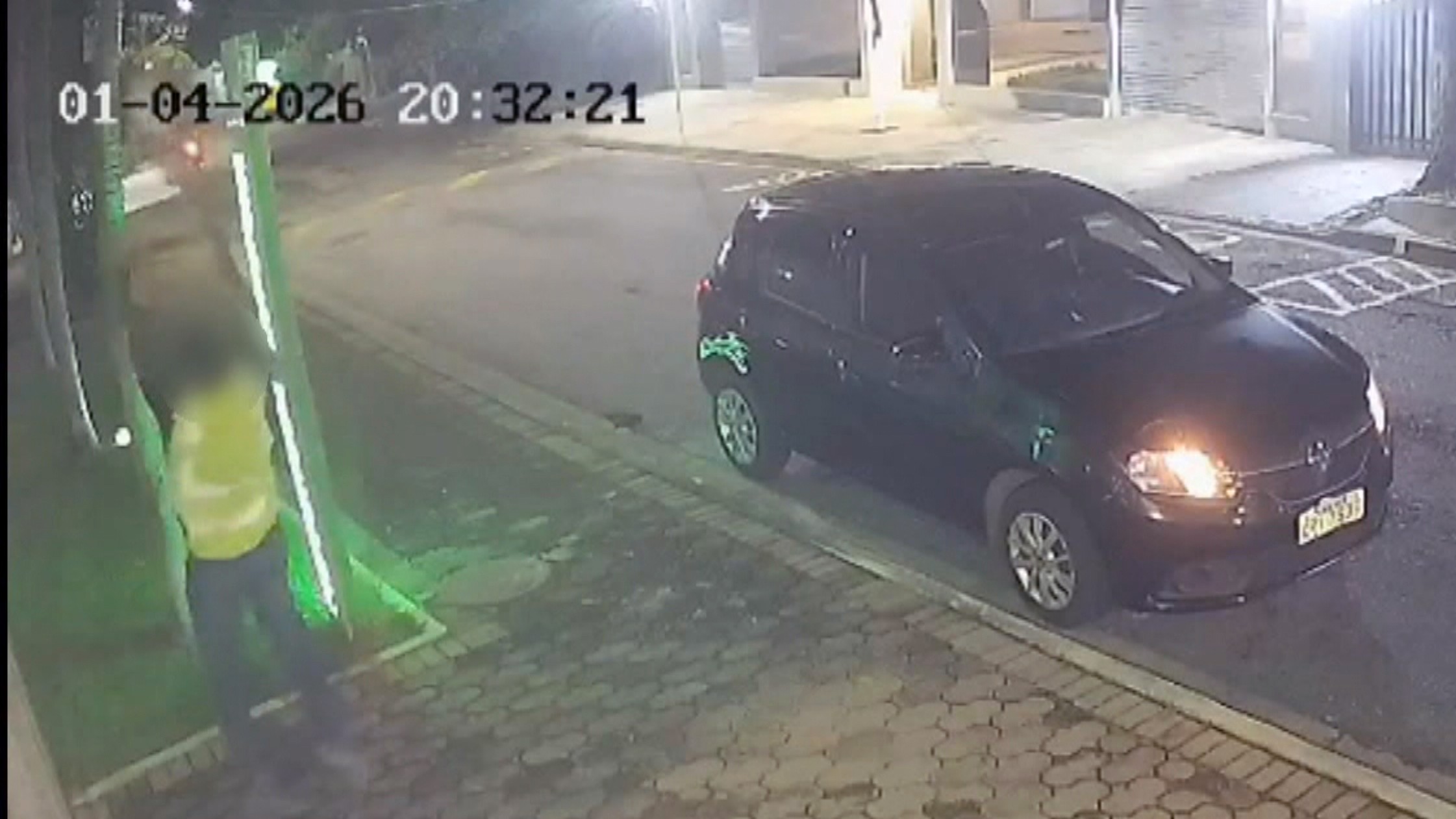 VÍDEO: entregador arremessa espumante por cima de muro, e encomenda se espatifa