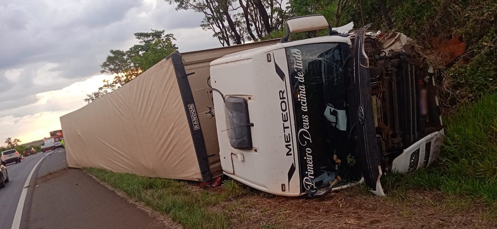 Carreta tombou após bater em carro na BR-365 em Patrocínio — Foto: Corpo de Bombeiros/Divulgação