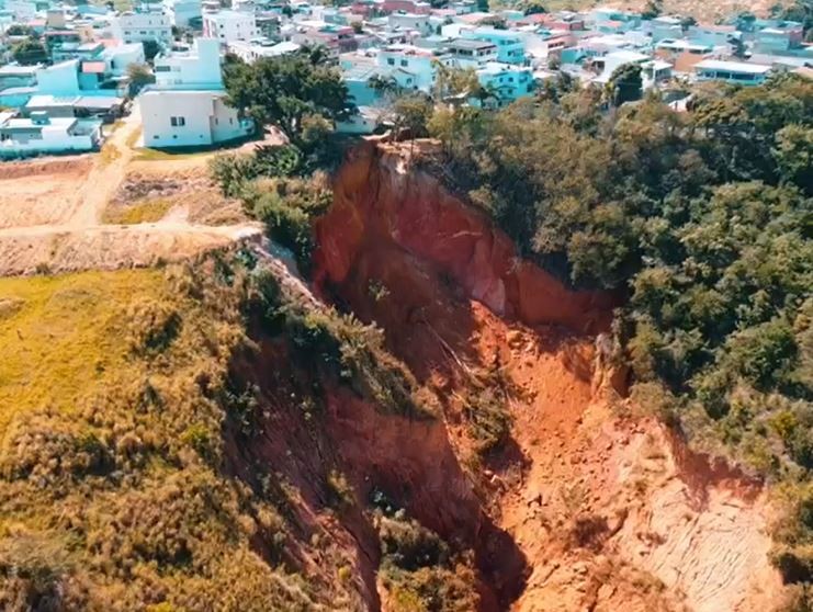 VÍDEO: Área de praça desmorona e abre cratera em rua em Colatina, no ES