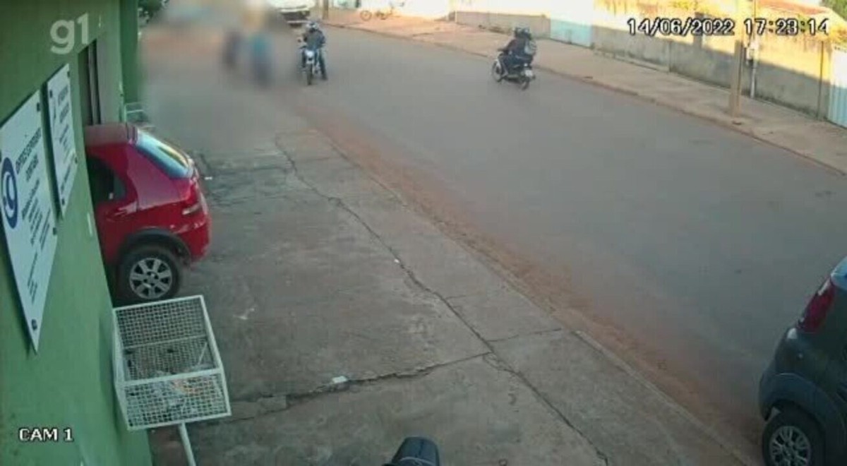 VÍDEO Jovem morre e amigo fica ferido após serem baleados por dupla em moto em MT Mato Grosso