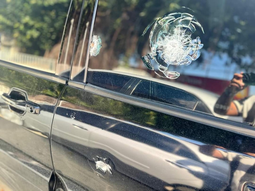 Carro de Clayton ficou com várias marcas de tiros — Foto: Reprodução
