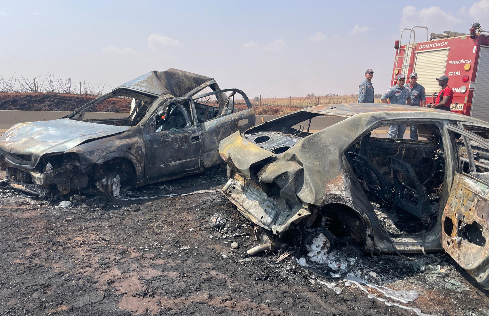 Acidente em trecho com incêndio causa morte e deixa 5 feridos em rodovia próximo a Pitangueiras, SP