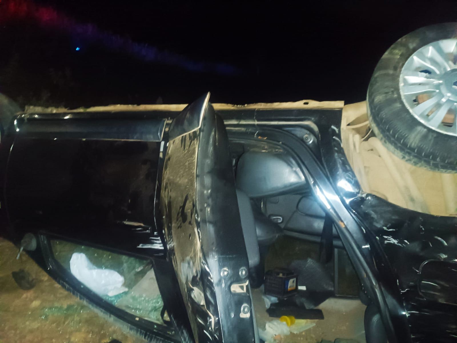 Carro que transportava medulas ósseas capota e cai em ribanceira na MG-451