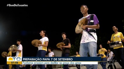 Fanfarras se preparam para o desfile do dia sete de setembro