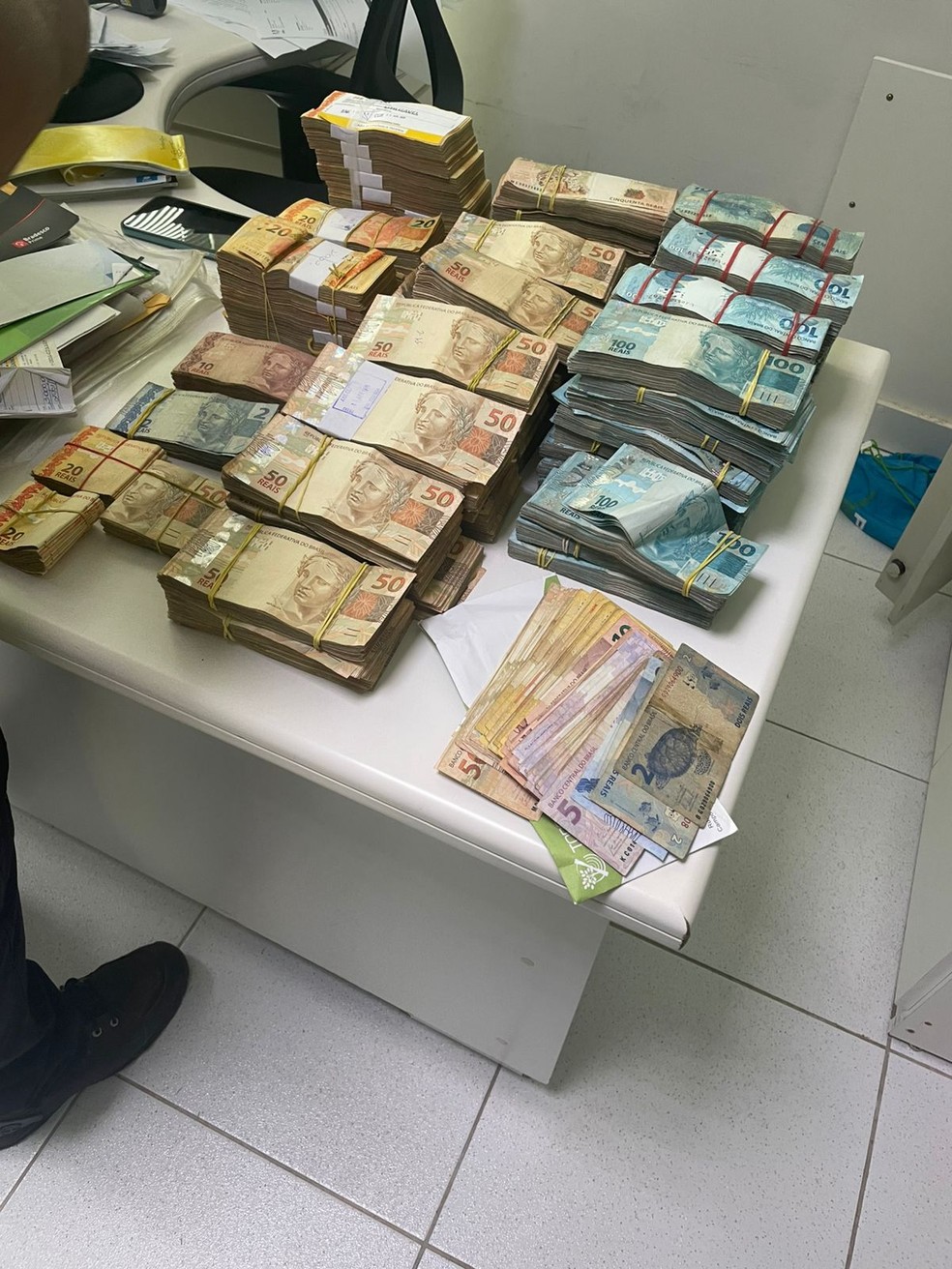 Dinheiro em espécie foi encontrado pela PF em um cofre. — Foto: Osvaldo Nóbrega/TV Morena