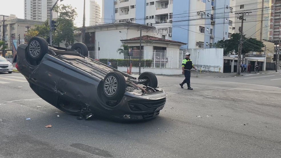 Acidente aconteceu na Avenida Domingos Ferreira, em Boa Viagem — Foto: Reprodução/TV Globo