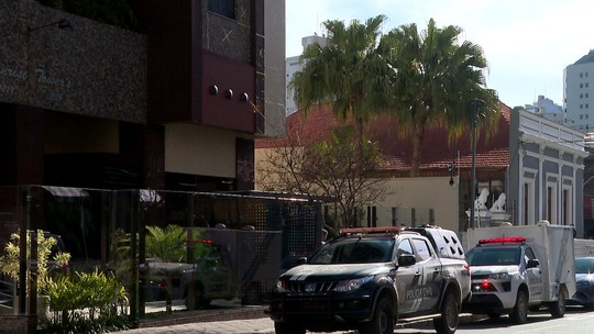 Criança vê sangue escorrendo da parede, polícia é chamada e encontra casal estrangeiro morto em apartamento em Curitiba