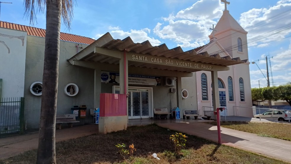 Vítima foi levada para a Santa Casa de Tanabi (SP) — Foto: Reprodução / TV TEM