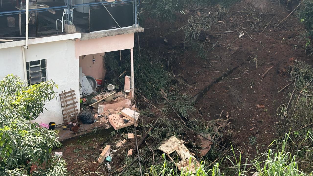 Moradora é soterrada durante deslizamento de terra em Juiz de Fora; VÍDEO