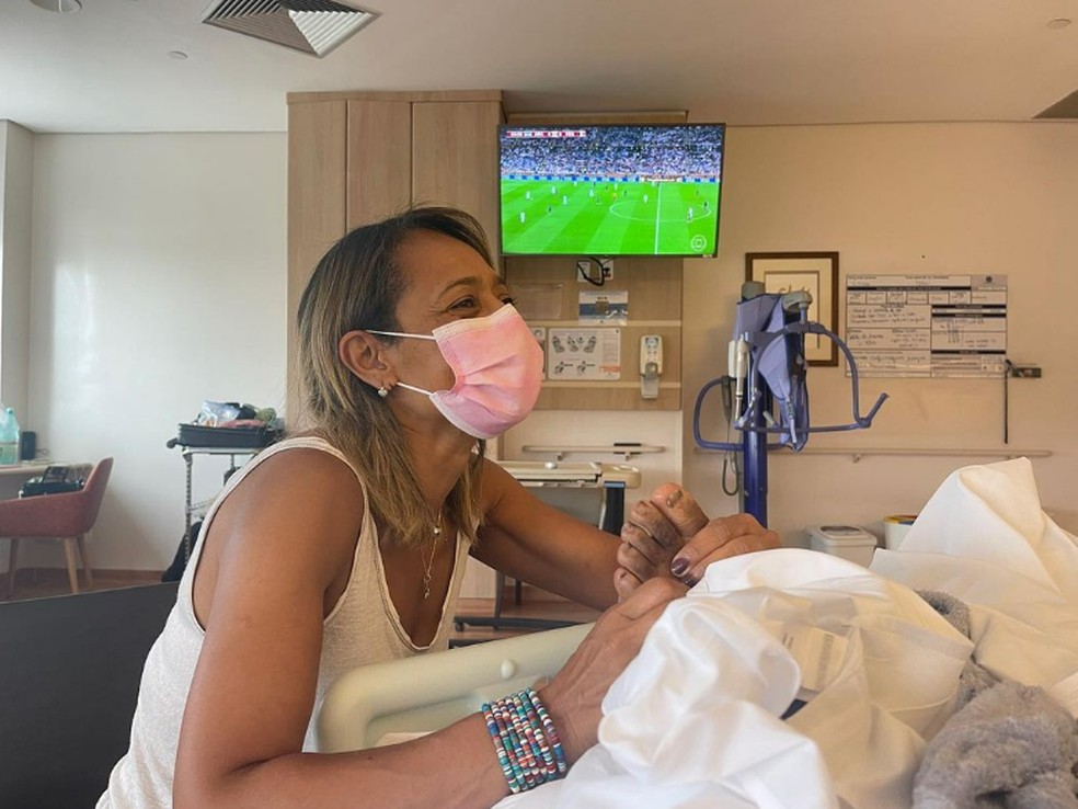 Pelé joga baralho no hospital e filha comemora: 'Vários passos