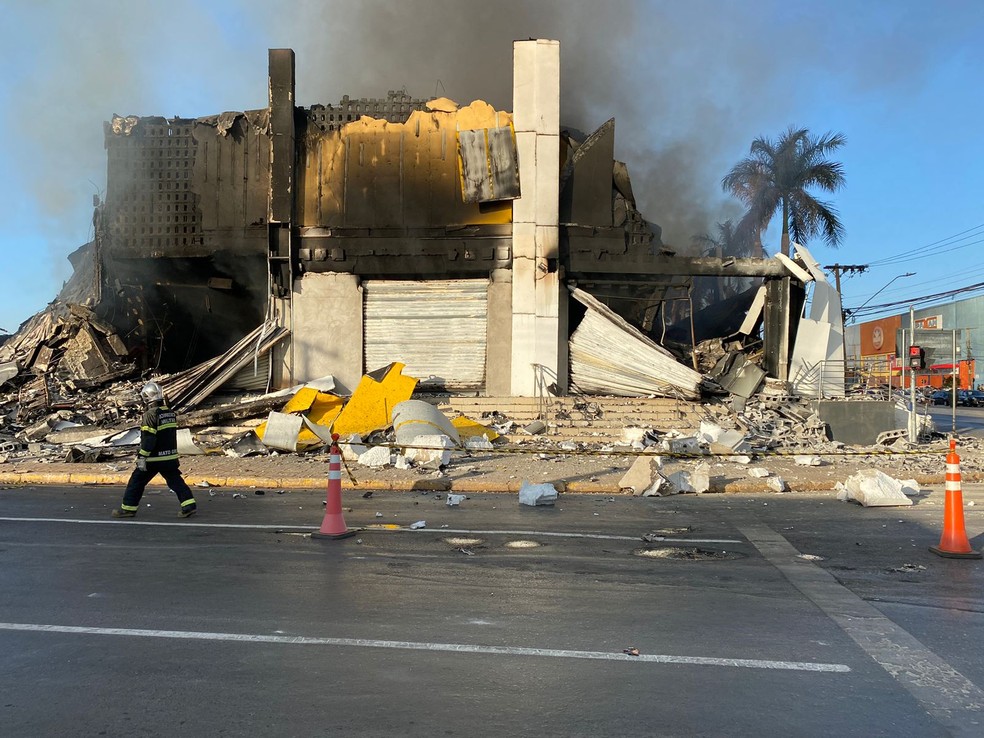 Um incêndio atingiu o Shopping Popular durante a madrugada desta segunda-feira (15) — Foto: Clara Lucichi