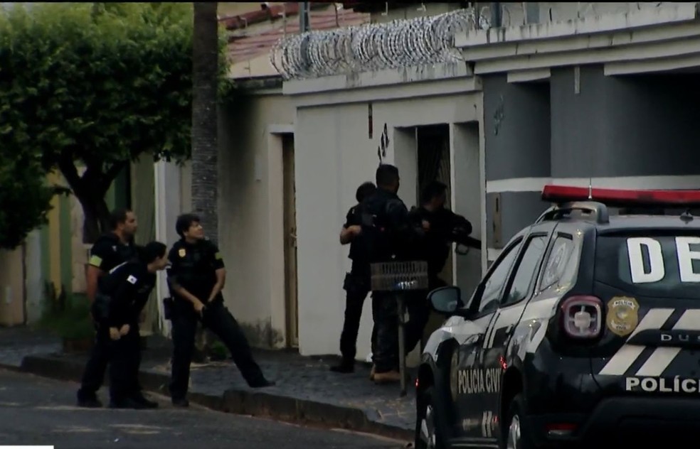 Polícia Civil cumpre mandados em Uberlândia — Foto: Reprodução TV Integração