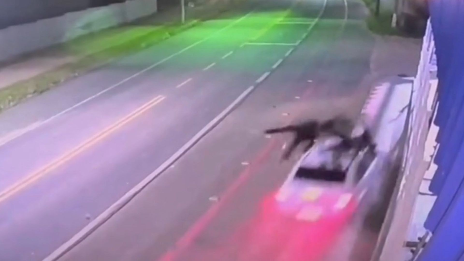 VÍDEO: após assalto a quatro pessoas, suspeitos são atropelados, mas conseguem fugir, no ES