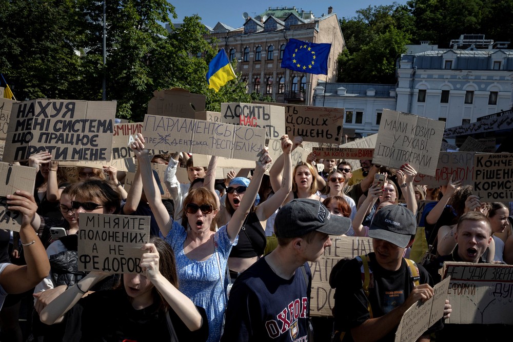 Ucrânia registra primeiros protestos contra Volodymyr Zelensky após demissão do ministro da Defesa