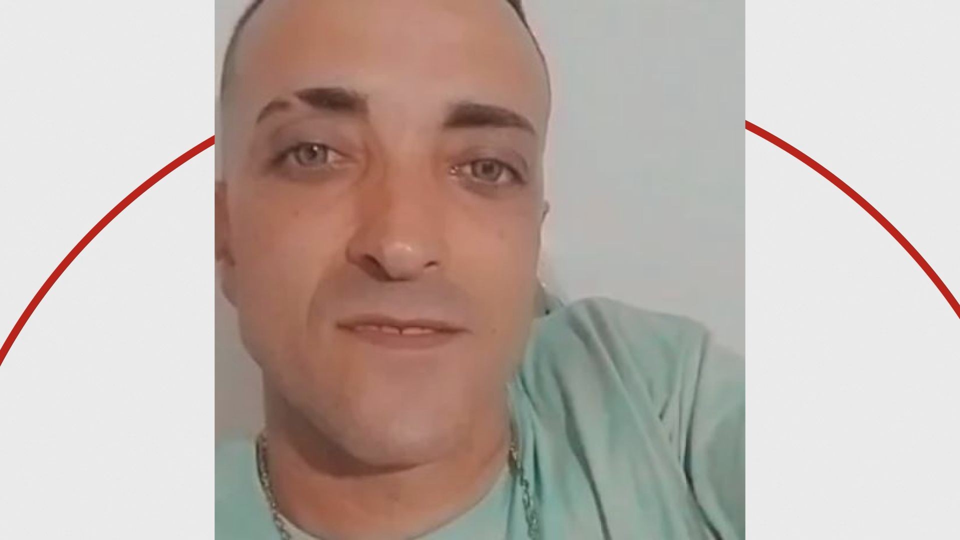 Homem é assassinado a tiros na frente da esposa; suspeito pediu para afastar criança antes do crime