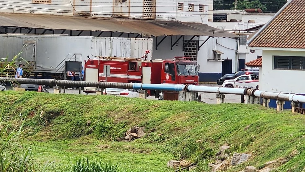 1 de 2
A suspeita &eacute; de que a turbina tenha explodido e que pe&ccedil;as e destro&ccedil;os tenham atingido os funcion&aacute;rios da usina, em Tapiratiba. &mdash; Foto: Gui Burger/De Olho S&atilde;o Jos&eacute;