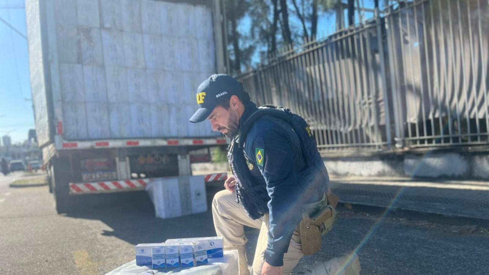 PRF apreende 144 mil maços de cigarros contrabandeados na Grande Fortaleza