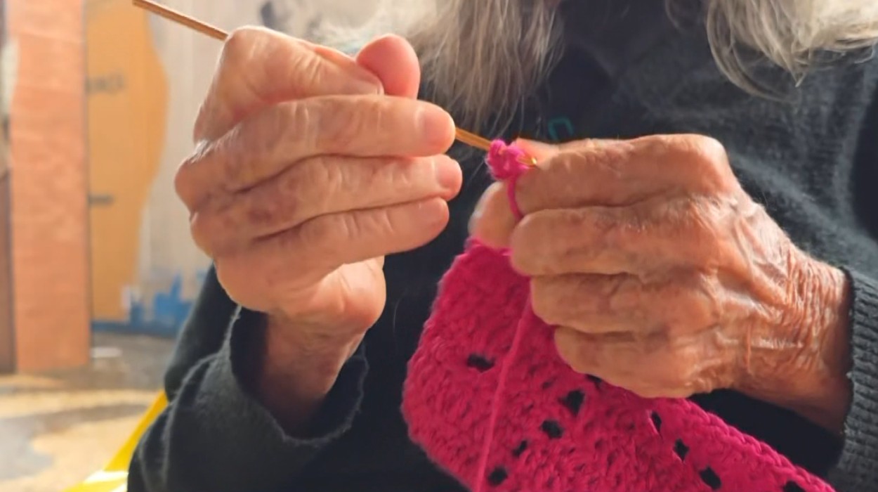 Árvore de Natal de crochê gigante transforma Analândia em cenário de afeto e superação