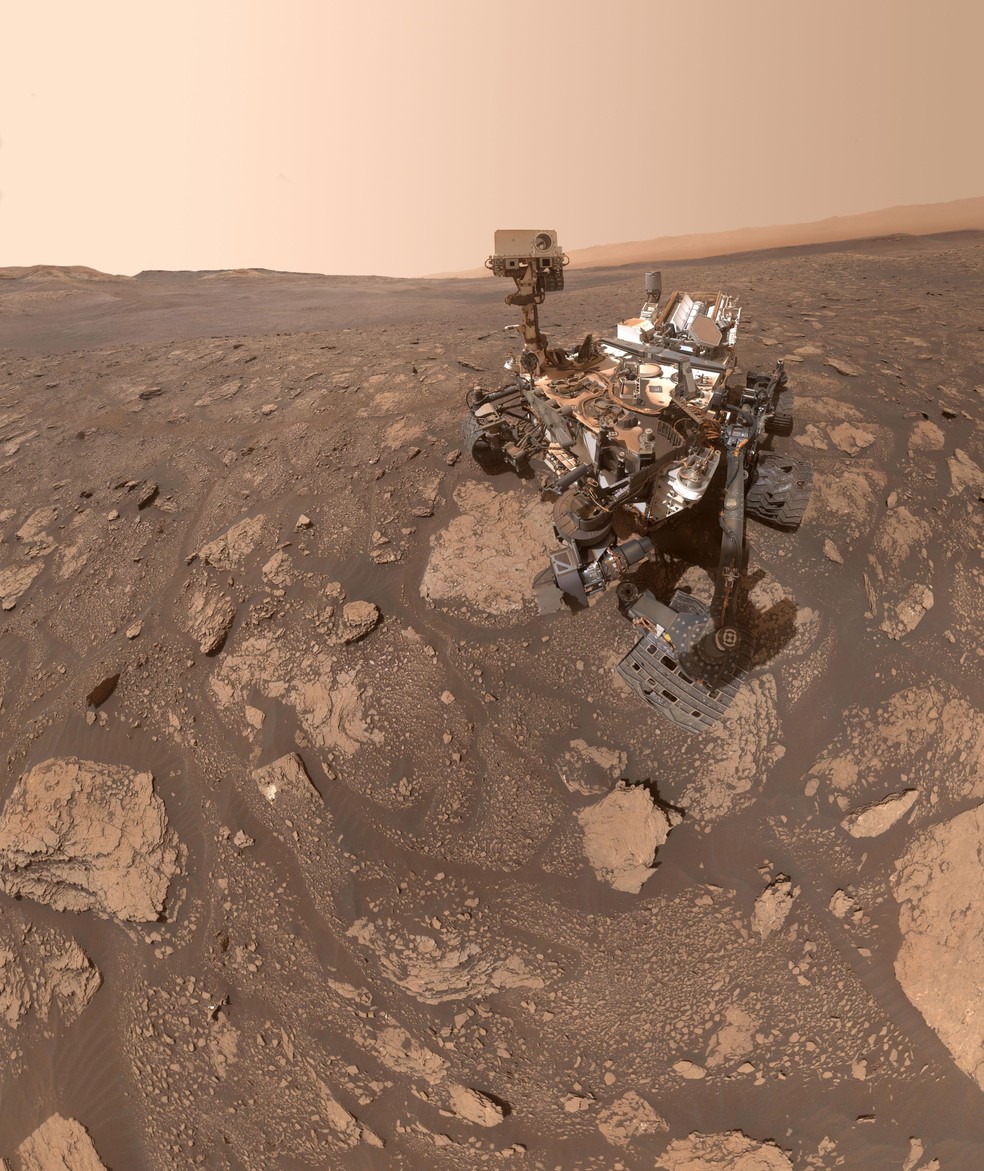 Selfie do rover Curiosity em Marte, onde análises revelaram compostos orgânicos. — Foto: NASA/JPL-Caltech/MSSS
