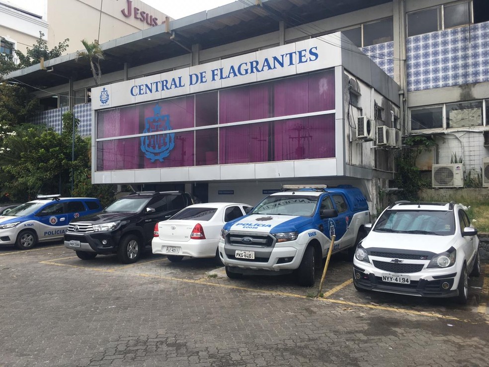 Homem foi levado para a Central de Flagrantes, em Salvador — Foto: Phael Fernandes/TV Bahia
