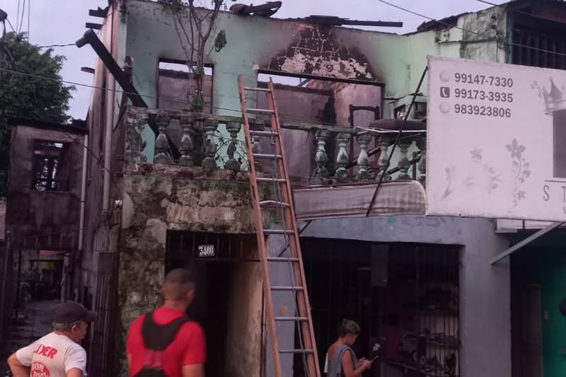 Cohab inicia cadastro de famílias que perderam suas casas em incêndio às vésperas do Natal, em Belém