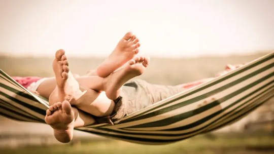 Como fortalecer os músculos dos pés pode beneficiar o corpo inteiro - As especialistas concordam que, para começar a fortalecer os pés, existem alguns exercícios básicos que podem ser realizados a qualquer momento e que fazem a diferença no dia a dia.