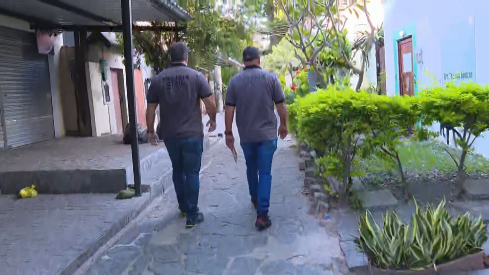 Policiais cumprem mandado de busca e apreensão na Ilha da Gigóia — Foto: Reprodução/TV Globo