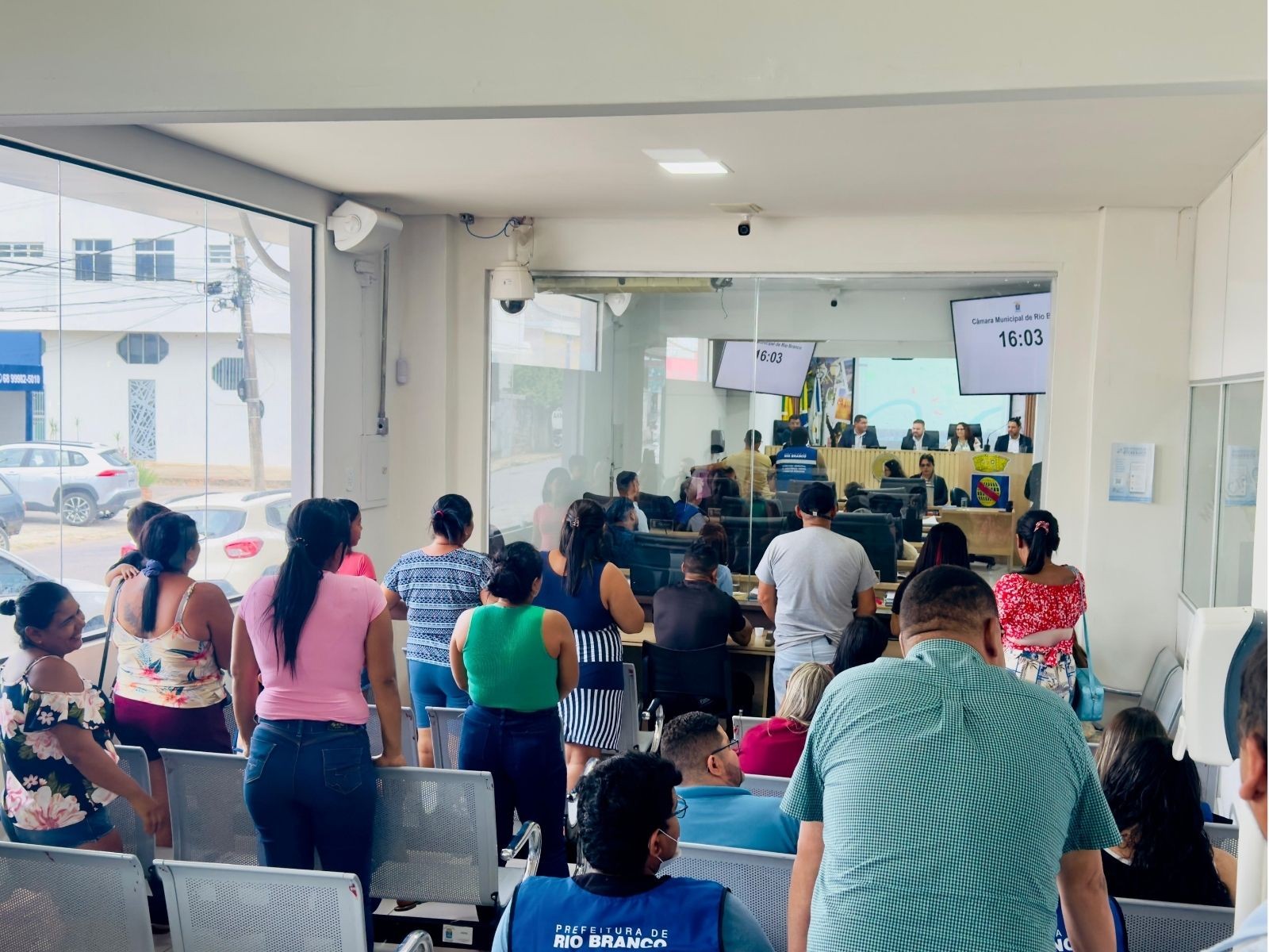 Moradores de área de risco que são contra mudança participam de audiência pública