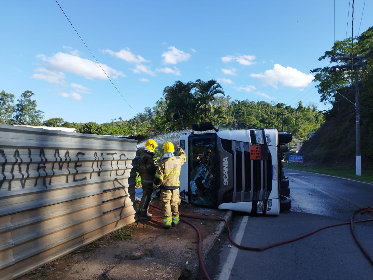 Caminhão-tanque com 37 mil litros de combustíveis tomba e fecha a Estrada União e Indústria