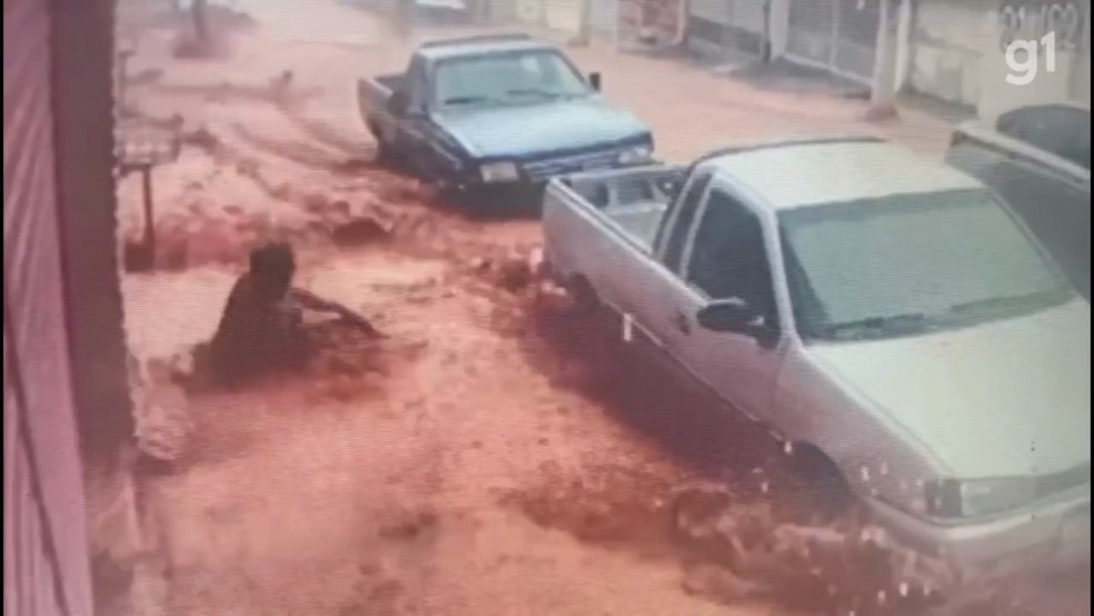 Mulher é arrastada por enxurrada em Aparecida — Foto: Reprodução