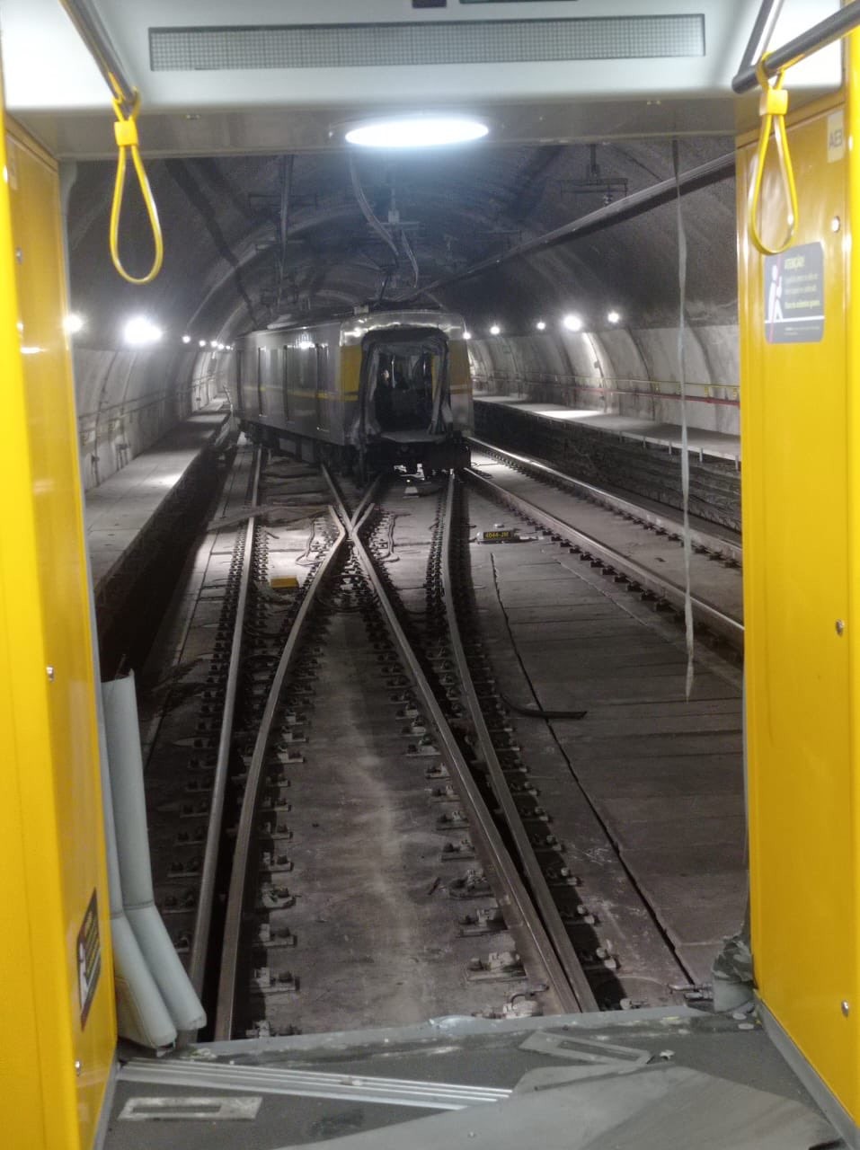 Trem com passageiros da Linha 4-Amarela descarrila e parte ao meio; circulação é parcialmente interrompida