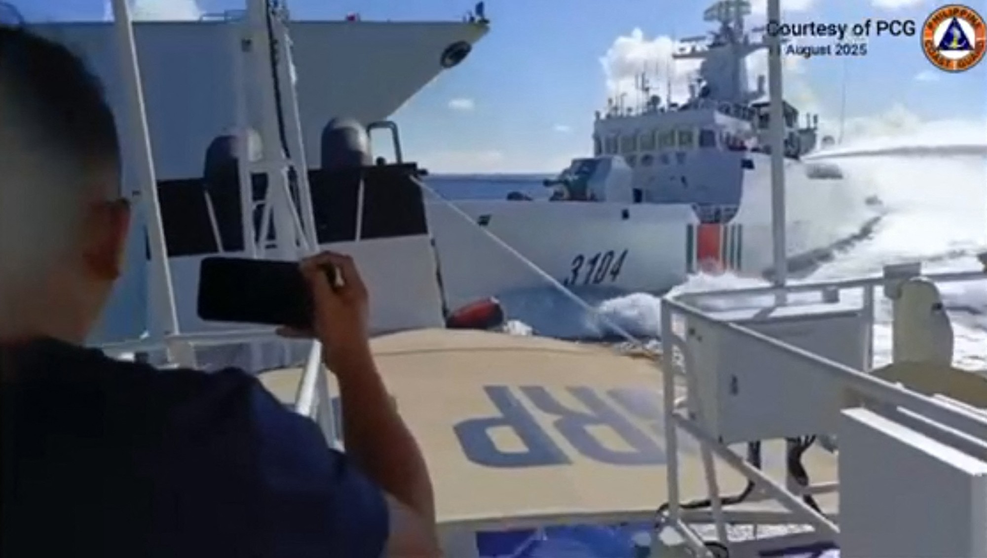 Navios da China colidem durante perseguição a barco filipino; VÍDEO