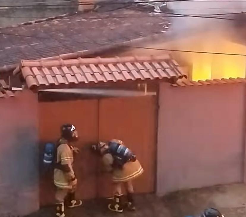 Carro pega fogo em garagem de casa em Resende