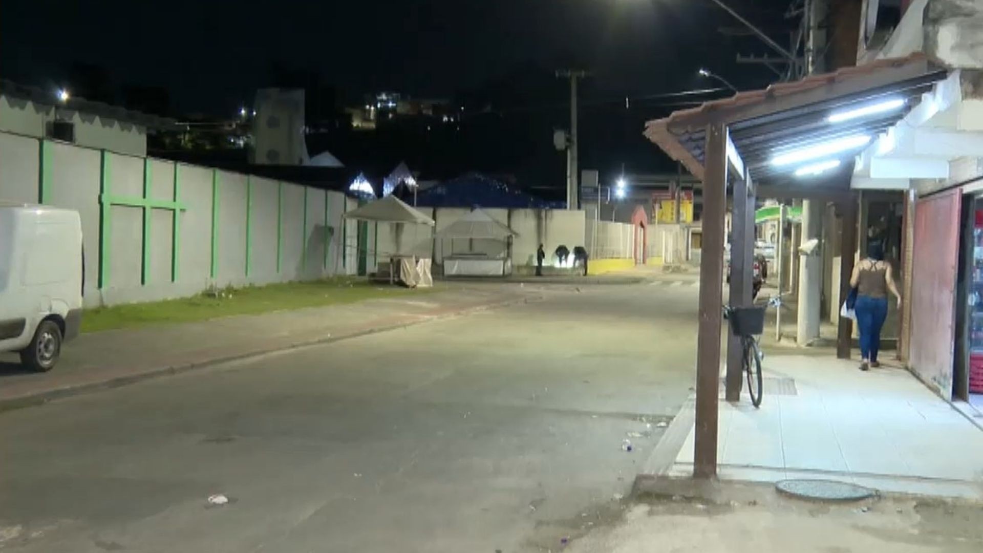 Quatro pessoas são baleadas enquanto assistiam a jogo de futebol em distribuidora na Serra