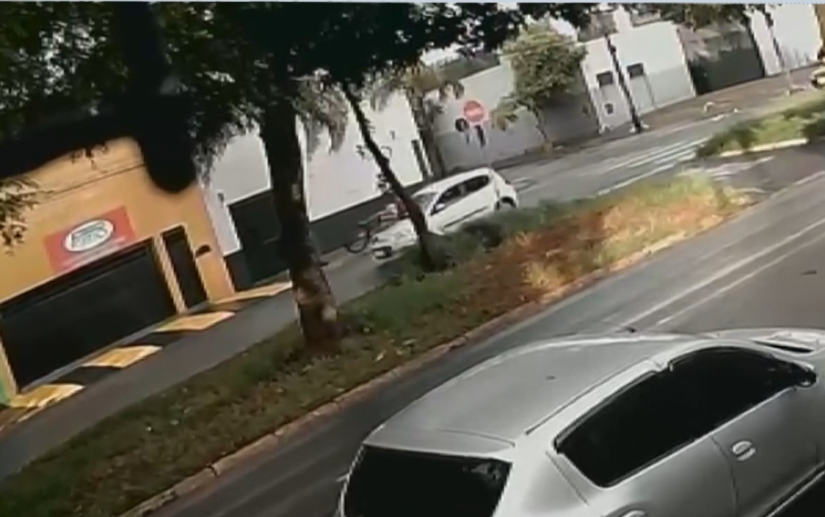 Crianças de bicicleta são atropeladas em avenida de Ribeirão Preto, SP; VÍDEO