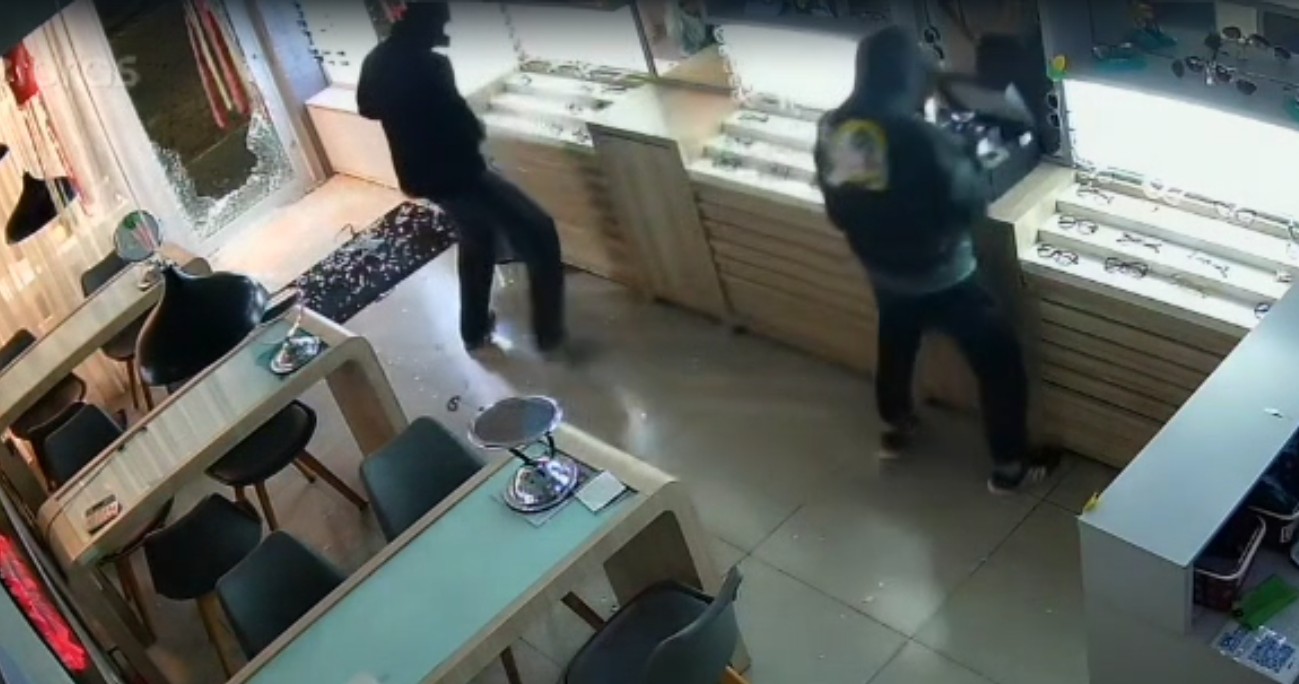 VÍDEO: dupla invade ótica e furta armações de grife no interior de SP; prejuízo deve passar dos R$ 20 mil 