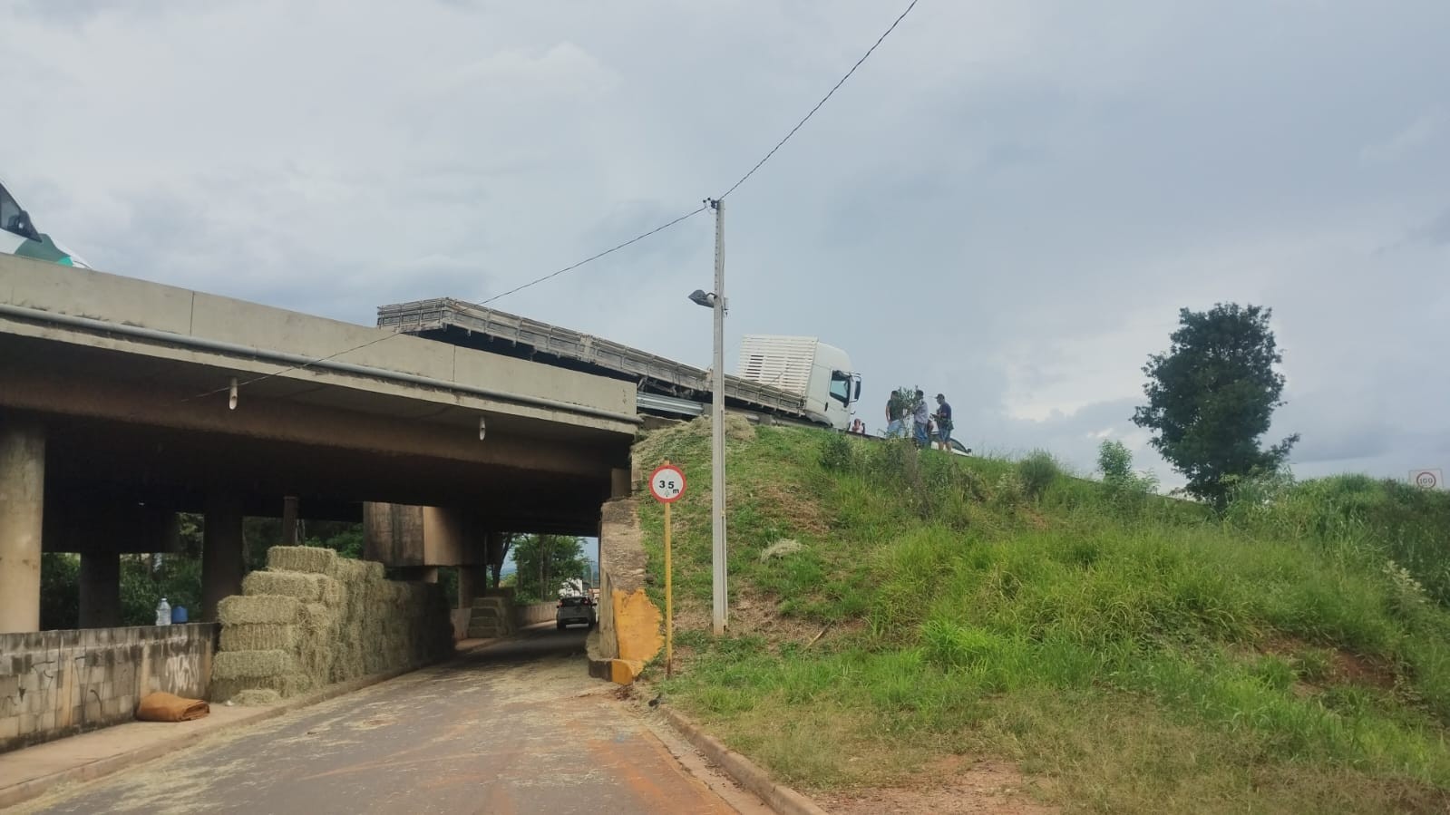 Caminhão bate em viaduto e derruba carga de 12 toneladas de feno em rodovia de Cerquilho