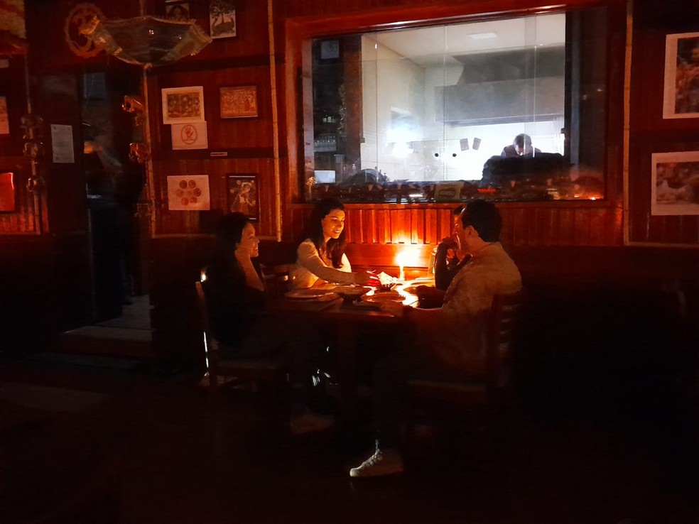 Restaurante na Henrique Schaumann atende clientes a luz de velas — Foto: Rodrigo Rodrigues/g1