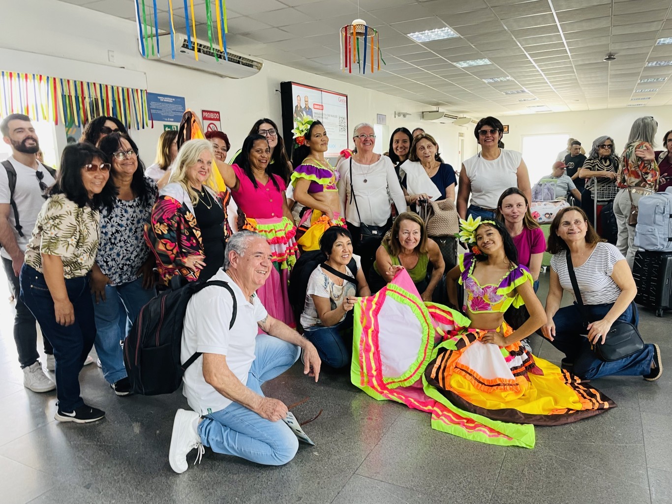 Carimbó e símbolos do Sairé recepcionam turistas no Aeroporto de Santarém