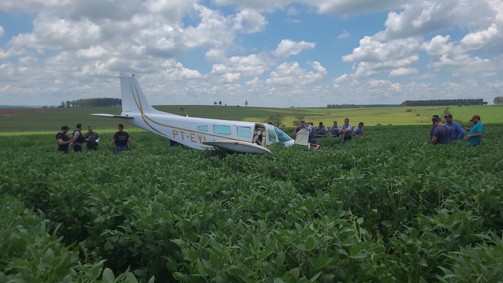 Avião de pequeno porte fez pouso forçado em área rural de Santa Cruz do Rio Pardo — Foto: Igor Rosa/TV TEM