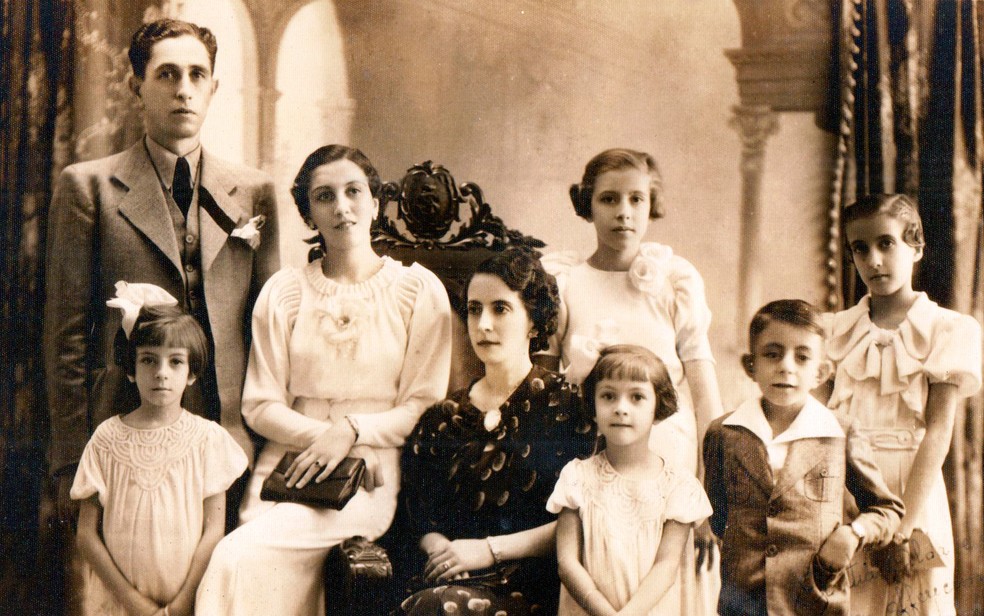 Famlia da Dra. Scylla na dcada de 1920. Scylla  a ltima  direita e os demais so Antenor Duarte Vilela, pai, Ruth Vieira Vilela, me, irmos Dinah, Urisbela, Elber, Bene e Olga  Foto: Arquivo pessoal Dra. Scylla Duarte Prata