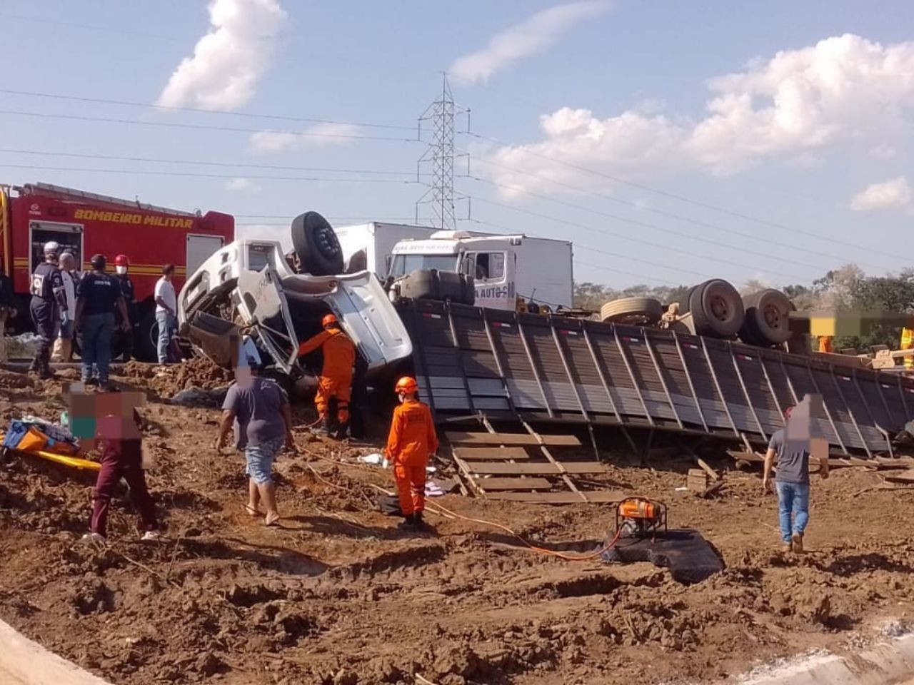 Força-tarefa mobiliza Exército, Bombeiros e Samu para resgatar motorista preso em caminhão na BR-262